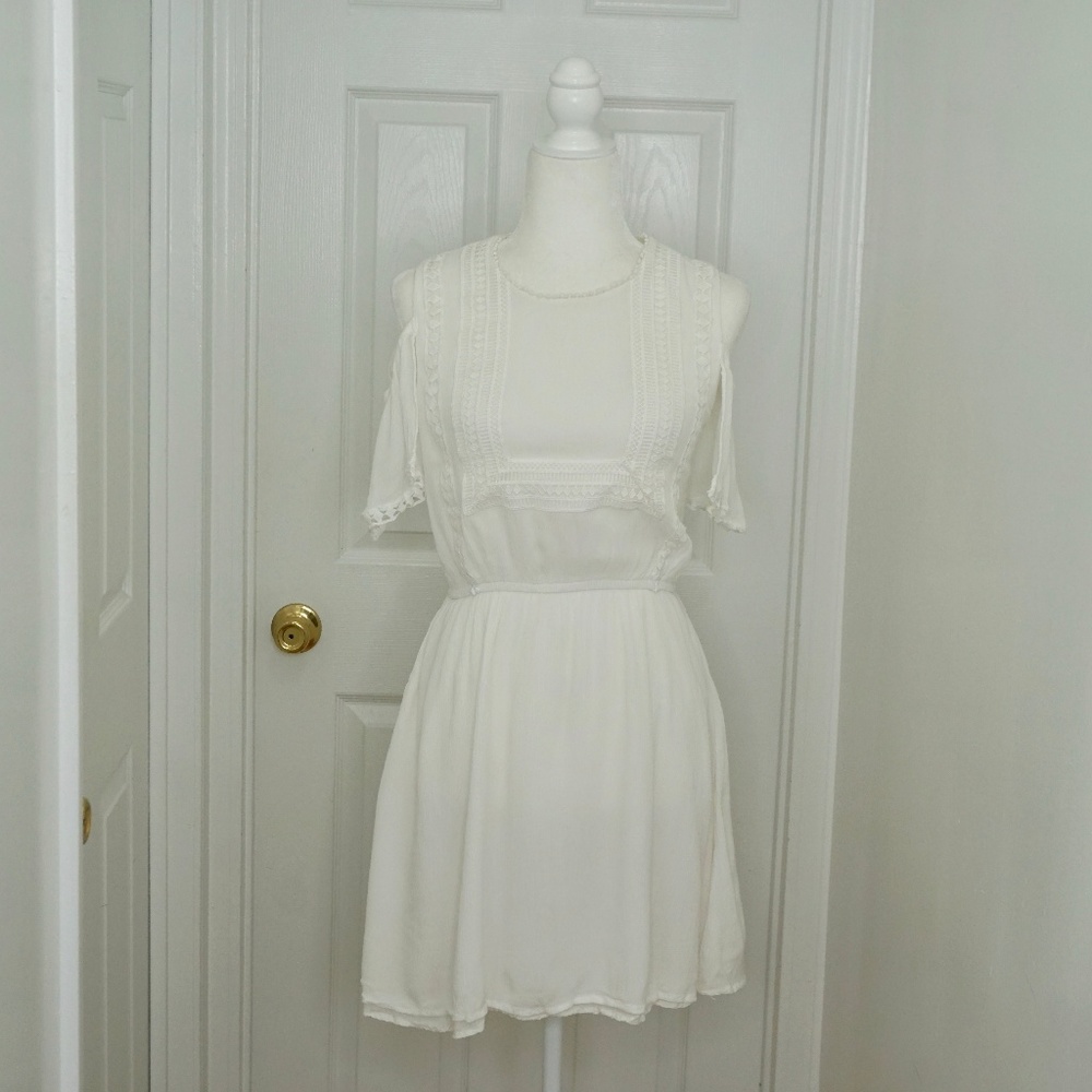 💜MOON RIVER White Cold Shoulder Dress (Size S)